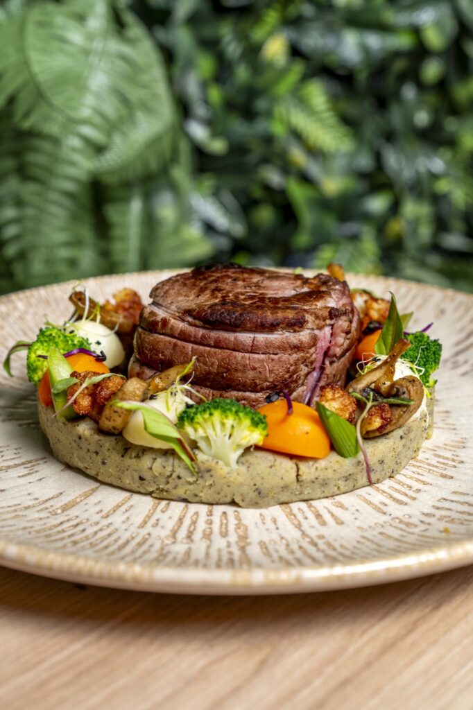 Plato de carne gourmet en Nayam, Poblenou Barcelona